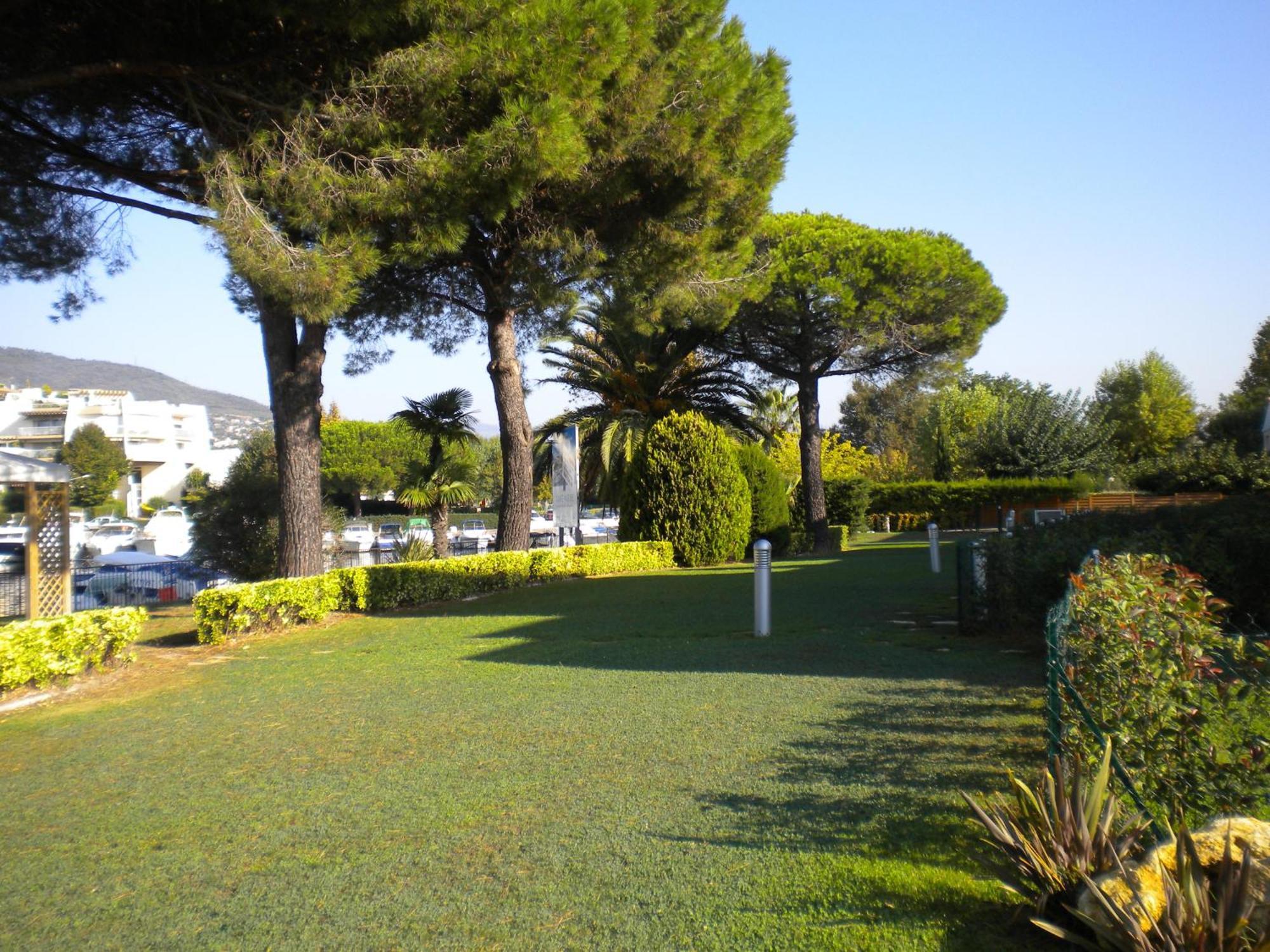 Vacanceole - Residence Carre Marine Mandelieu Buitenkant foto